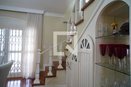 Casa à venda com 200m², 4 quartos e 6 vagasEscada - Dormitórios