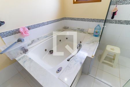 Casa à venda com 408m², 4 quartos e 3 vagasBanheiro da suíte 2