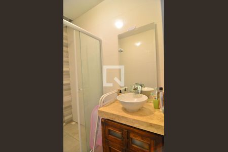 Casa à venda com 95m², 4 quartos e 2 vagasBanheiro
