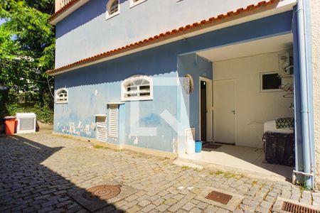 Casa de condomínio para alugar com 300m², 4 quartos e 1 vaga Casa de condomínio para alugar com 300m², 4 quartos e 1 vagaFachada