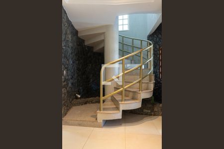 Casa à venda com 580m², 7 quartos e 5 vagas Casa à venda com 580m², 7 quartos e 5 vagasCasa 1 - Escada