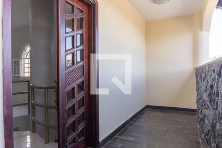 Casa à venda com 580m², 7 quartos e 5 vagas Casa à venda com 580m², 7 quartos e 5 vagasCasa 1 - Varanda da Sala