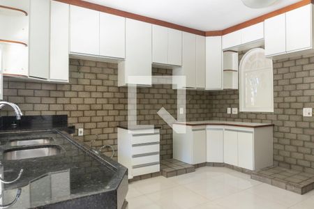 Casa à venda com 580m², 7 quartos e 5 vagas Casa à venda com 580m², 7 quartos e 5 vagasCasa 1 - Cozinha
