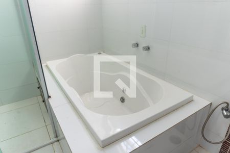 Casa à venda com 580m², 7 quartos e 5 vagas Casa à venda com 580m², 7 quartos e 5 vagasCasa 1 - Detalhe do Banheiro da Suíte Master