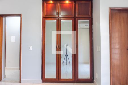 Casa à venda com 580m², 7 quartos e 5 vagas Casa à venda com 580m², 7 quartos e 5 vagasCasa 1 - Detalhe da Suíte 1