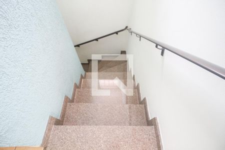Escada sala de casa para alugar com 2 quartos, 148m² em Vila Zat, São Paulo