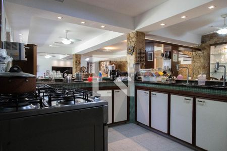 Casa à venda com 1200m², 7 quartos e 17 vagas Casa à venda com 1200m², 7 quartos e 17 vagasCozinha 1