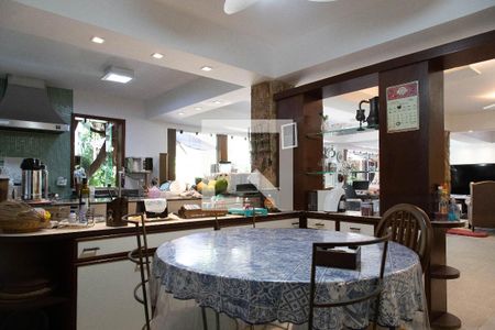 Casa à venda com 1200m², 7 quartos e 17 vagas Casa à venda com 1200m², 7 quartos e 17 vagasCopa da cozinha 1