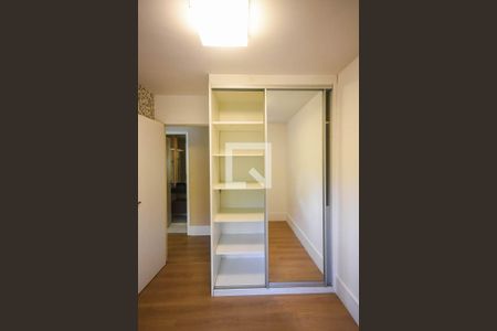 Apartamento à venda com 64m², 3 quartos e 1 vaga Apartamento à venda com 64m², 3 quartos e 1 vagaArmário do quarto 2