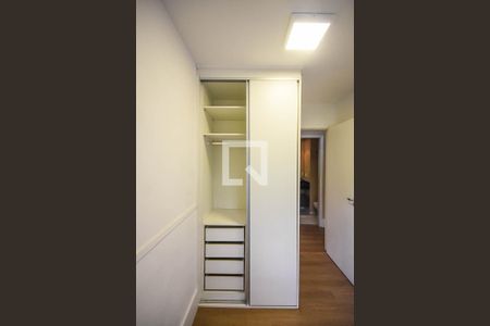 Apartamento à venda com 64m², 3 quartos e 1 vaga Apartamento à venda com 64m², 3 quartos e 1 vagaArmário do quarto 1