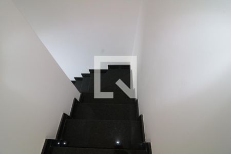 Casa à venda com 70m², 2 quartos e sem vagaEscada de acesso aos quartos 