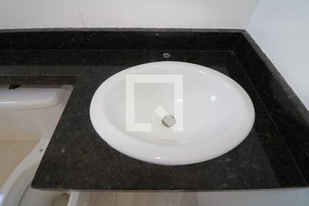 Casa à venda com 70m², 2 quartos e sem vagaBanheiro da Suíte 1 - pia