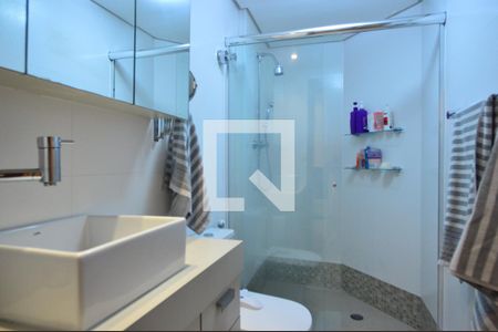 Apartamento à venda com 78m², 2 quartos e 2 vagasBanheiro da suite