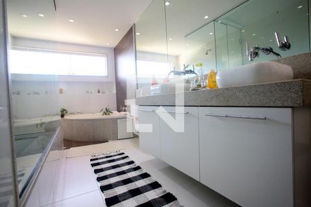 Casa para alugar com 800m², 3 quartos e 1 vaga Casa para alugar com 800m², 3 quartos e 1 vagaBanheiro da Suíte 1