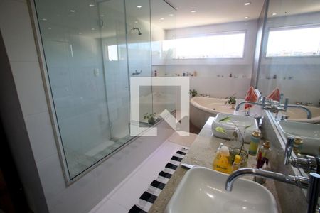 Casa para alugar com 800m², 3 quartos e 1 vaga Casa para alugar com 800m², 3 quartos e 1 vagaBanheiro da Suíte 1