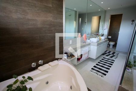 Casa para alugar com 800m², 3 quartos e 1 vaga Casa para alugar com 800m², 3 quartos e 1 vagaBanheiro da Suíte 1