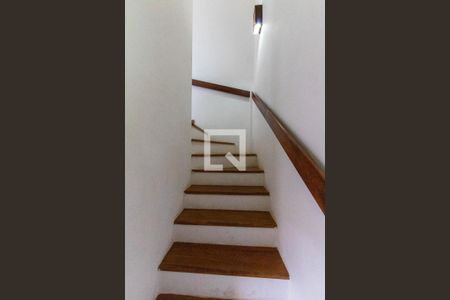 Casa para alugar com 82m², 3 quartos e 2 vagasEscada de Acesso ao Segundo Andar