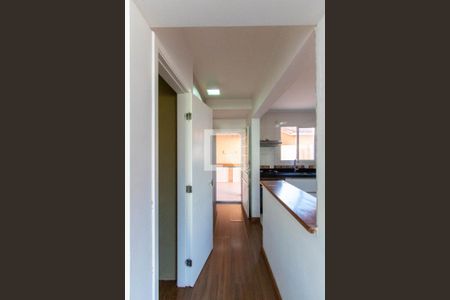 Corredor Lavabo e Cozinha de casa para alugar com 3 quartos, 82m² em Chácara Ondas Verdes, Cotia