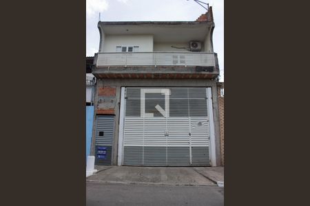 Casa à venda com 160m², 2 quartos e 2 vagas Casa à venda com 160m², 2 quartos e 2 vagasFachada