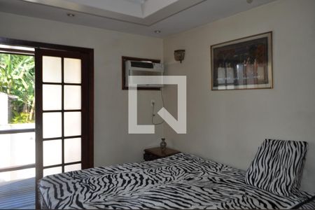 Casa à venda com 450m², 5 quartos e 5 vagasQuarto 4 - Armários