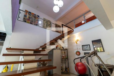 Casa para alugar com 350m², 3 quartos e 3 vagas Casa para alugar com 350m², 3 quartos e 3 vagasEscada