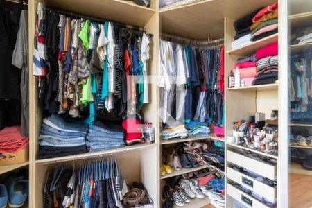 Casa para alugar com 350m², 3 quartos e 3 vagas Casa para alugar com 350m², 3 quartos e 3 vagasCloset da Suíte 3