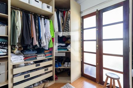 Casa para alugar com 350m², 3 quartos e 3 vagas Casa para alugar com 350m², 3 quartos e 3 vagasCloset da Suíte 3