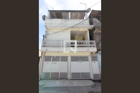 Casa à venda com 72m², 4 quartos e 1 vaga Casa à venda com 72m², 4 quartos e 1 vagaFachada