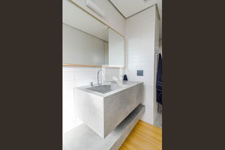 Banheiro de kitnet/studio para alugar com 1 quarto, 49m² em Sumarezinho, São Paulo