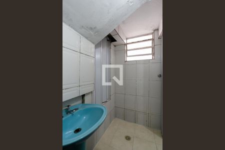 Banheiro de casa de condomínio para alugar com 2 quartos, 45m² em Jardim Rossin, São Paulo