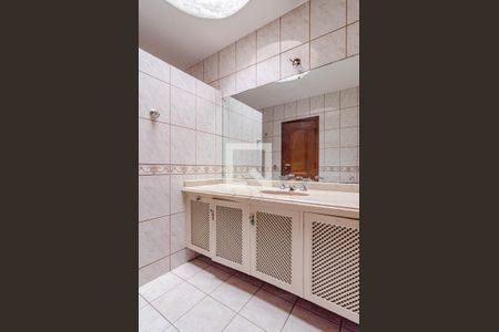 Casa à venda com 700m², 4 quartos e 6 vagasBanheiro da suíte 4