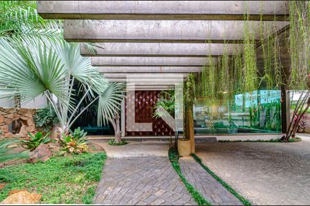 Casa à venda com 700m², 4 quartos e 6 vagasEntrada