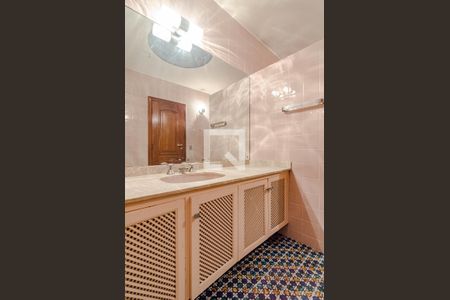 Casa à venda com 700m², 4 quartos e 6 vagasBanheiro da suíte 3