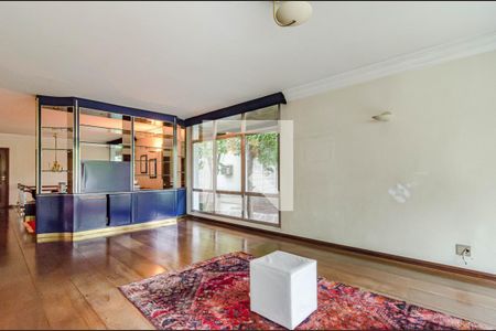 Casa à venda com 700m², 4 quartos e 6 vagasSala andar superior