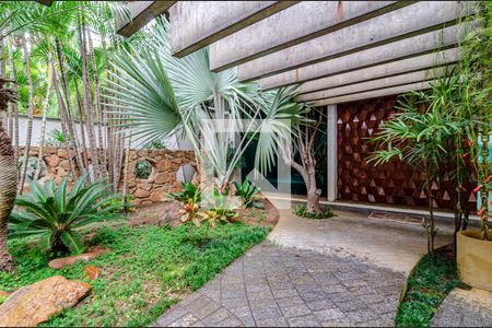 Casa à venda com 700m², 4 quartos e 6 vagasEntrada