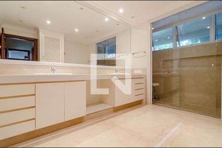 Casa à venda com 700m², 4 quartos e 6 vagasBanheiro da suíte 1