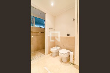 Casa à venda com 700m², 4 quartos e 6 vagasBanheiro da suíte 1