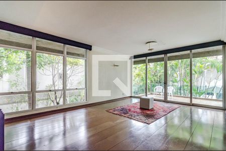 Casa à venda com 700m², 4 quartos e 6 vagasSala andar superior