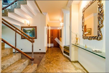 Casa à venda com 700m², 4 quartos e 6 vagasEscada