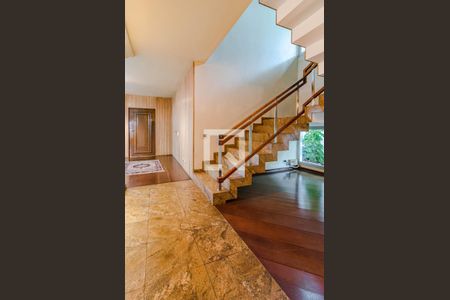 Casa à venda com 700m², 4 quartos e 6 vagasEscada