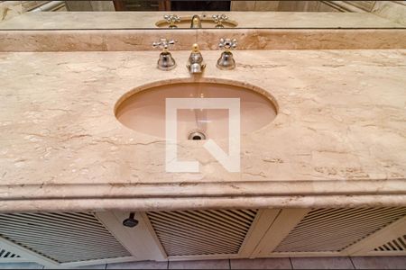 Casa à venda com 700m², 4 quartos e 6 vagasBanheiro da suíte 2