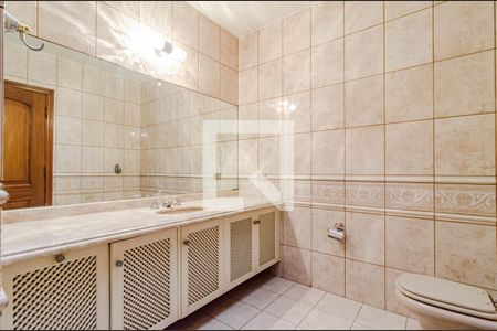 Casa à venda com 700m², 4 quartos e 6 vagasBanheiro da suíte 2