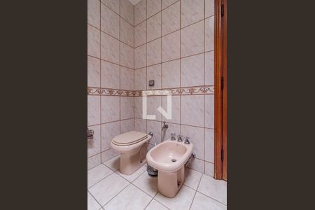 Casa à venda com 700m², 4 quartos e 6 vagasBanheiro da suíte 4