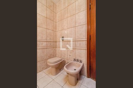 Casa à venda com 700m², 4 quartos e 6 vagasBanheiro da suíte 2