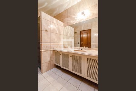 Casa à venda com 700m², 4 quartos e 6 vagasBanheiro da suíte 2