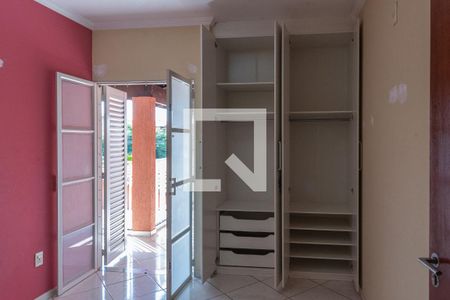 Casa à venda com 250m², 5 quartos e 8 vagas Casa à venda com 250m², 5 quartos e 8 vagasQuarto 1 - Armários