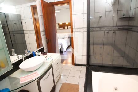 Casa à venda com 276m², 4 quartos e 3 vagasBanheiro da Suíte 1