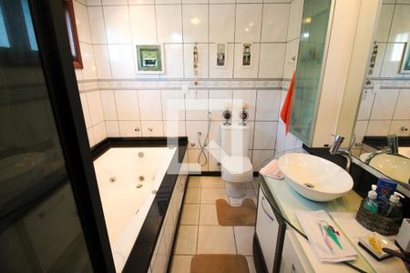 Casa à venda com 276m², 4 quartos e 3 vagasBanheiro da Suíte 1