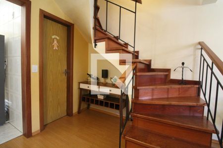 Casa de condomínio à venda com 74m², 2 quartos e 2 vagasEscada