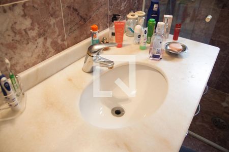 Casa à venda com 328m², 4 quartos e 4 vagasBanheiro - Torneira